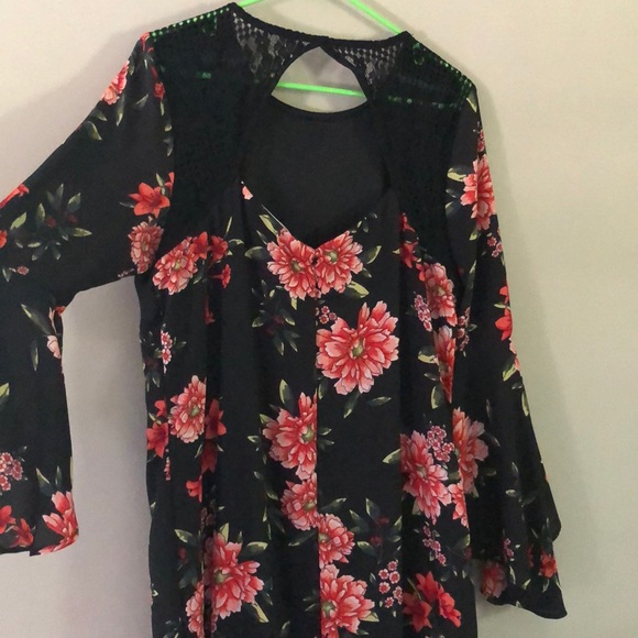 NWOT❤️ women’s black floral dress w/ keyhole back - Picture 3 of 4